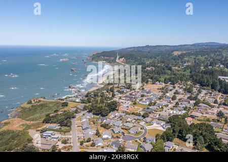 Aus der Vogelperspektive auf Häuser und Harris Beach in Brookings, Oregon, an der südlichen Küste von Oregon Stockfoto