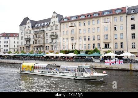 England Fans in Berlin. England spielt am Sonntag im Finale der UEFA Euro 2024 gegen Spanien. Bilddatum: Freitag, 12. Juli 2024. Stockfoto