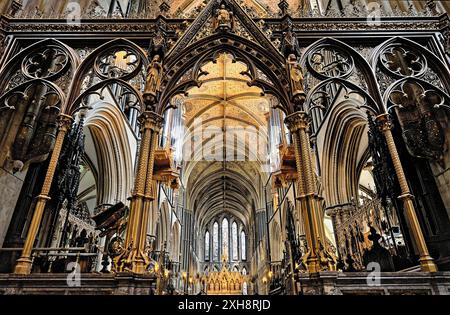 Worcester Cathedral, England. Blick nach Osten über dem Lettner und Chor auf dem Hochaltar Stockfoto