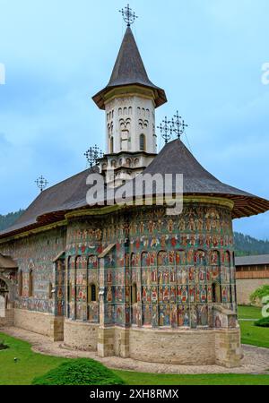 orthodoxe Kirche mit Fresken an der Außenmauer und Turm im Kloster Sucevita in der Region Bukowina, Rumänien Stockfoto