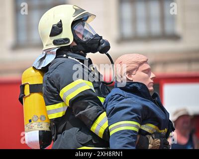 Jihlava, Tschechische Republik. Juli 2024. Freiwillige Feuerwehrleute im Einsatz während der FeuerwehrkampfChallenge Jihlava 2024 in Jihlava, Tschechische Republik, 12. Juli 2024. Quelle: Lubos Pavlicek/CTK Photo/Alamy Live News Stockfoto