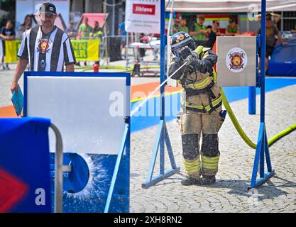 Jihlava, Tschechische Republik. Juli 2024. Freiwillige Feuerwehrleute im Einsatz während der FeuerwehrkampfChallenge Jihlava 2024 in Jihlava, Tschechische Republik, 12. Juli 2024. Quelle: Lubos Pavlicek/CTK Photo/Alamy Live News Stockfoto