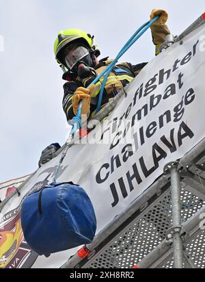 Jihlava, Tschechische Republik. Juli 2024. Freiwillige Feuerwehrleute im Einsatz während der FeuerwehrkampfChallenge Jihlava 2024 in Jihlava, Tschechische Republik, 12. Juli 2024. Quelle: Lubos Pavlicek/CTK Photo/Alamy Live News Stockfoto