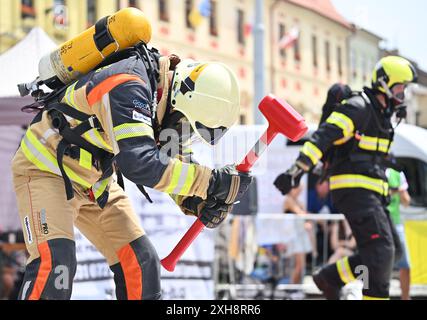 Jihlava, Tschechische Republik. Juli 2024. Freiwillige Feuerwehrleute im Einsatz während der FeuerwehrkampfChallenge Jihlava 2024 in Jihlava, Tschechische Republik, 12. Juli 2024. Quelle: Lubos Pavlicek/CTK Photo/Alamy Live News Stockfoto