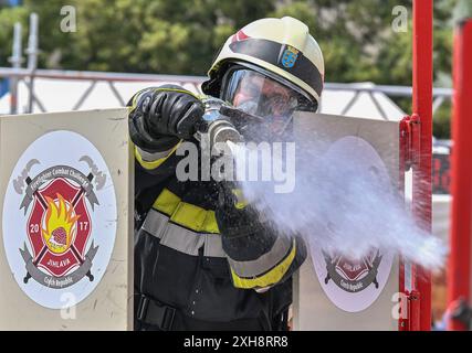 Jihlava, Tschechische Republik. Juli 2024. Freiwillige Feuerwehrleute im Einsatz während der FeuerwehrkampfChallenge Jihlava 2024 in Jihlava, Tschechische Republik, 12. Juli 2024. Quelle: Lubos Pavlicek/CTK Photo/Alamy Live News Stockfoto