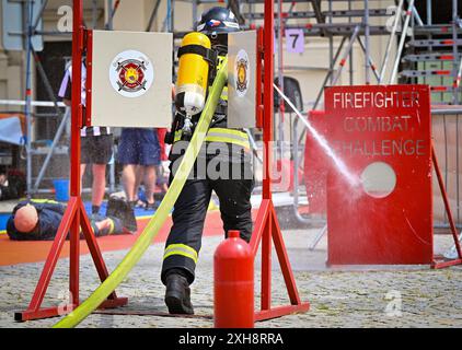 Jihlava, Tschechische Republik. Juli 2024. Freiwillige Feuerwehrleute im Einsatz während der FeuerwehrkampfChallenge Jihlava 2024 in Jihlava, Tschechische Republik, 12. Juli 2024. Quelle: Lubos Pavlicek/CTK Photo/Alamy Live News Stockfoto