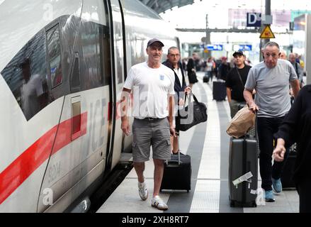 England-Fans kommen am Berliner Hauptbahnhof an. England spielt am Sonntag im Finale der UEFA Euro 2024 gegen Spanien. Bilddatum: Freitag, 12. Juli 2024. Stockfoto