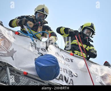 Jihlava, Tschechische Republik. Juli 2024. Freiwillige Feuerwehrleute im Einsatz während der FeuerwehrkampfChallenge Jihlava 2024 in Jihlava, Tschechische Republik, 12. Juli 2024. Quelle: Lubos Pavlicek/CTK Photo/Alamy Live News Stockfoto