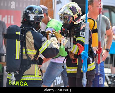 Jihlava, Tschechische Republik. Juli 2024. Freiwillige Feuerwehrleute im Einsatz während der FeuerwehrkampfChallenge Jihlava 2024 in Jihlava, Tschechische Republik, 12. Juli 2024. Quelle: Lubos Pavlicek/CTK Photo/Alamy Live News Stockfoto