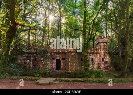 Kleine verlassene Burg im Zauberwald, umgeben von Natur, Touristenattraktion in Aldan, Gemeinde Cangas. Stockfoto