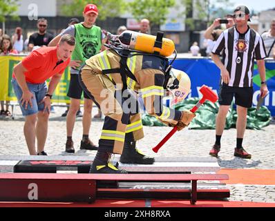 Jihlava, Tschechische Republik. Juli 2024. Freiwillige Feuerwehrleute im Einsatz während der FeuerwehrkampfChallenge Jihlava 2024 in Jihlava, Tschechische Republik, 12. Juli 2024. Quelle: Lubos Pavlicek/CTK Photo/Alamy Live News Stockfoto