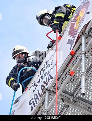 Jihlava, Tschechische Republik. Juli 2024. Freiwillige Feuerwehrleute im Einsatz während der FeuerwehrkampfChallenge Jihlava 2024 in Jihlava, Tschechische Republik, 12. Juli 2024. Quelle: Lubos Pavlicek/CTK Photo/Alamy Live News Stockfoto