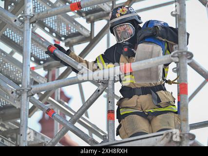 Jihlava, Tschechische Republik. Juli 2024. Freiwillige Feuerwehrleute im Einsatz während der FeuerwehrkampfChallenge Jihlava 2024 in Jihlava, Tschechische Republik, 12. Juli 2024. Quelle: Lubos Pavlicek/CTK Photo/Alamy Live News Stockfoto