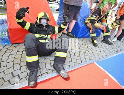 Jihlava, Tschechische Republik. Juli 2024. Freiwillige Feuerwehrleute im Einsatz während der FeuerwehrkampfChallenge Jihlava 2024 in Jihlava, Tschechische Republik, 12. Juli 2024. Quelle: Lubos Pavlicek/CTK Photo/Alamy Live News Stockfoto