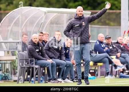 Diepenveen, Niederlande. Juli 2024. DIEPENVEEN, Sportpark de Zunnebargh, 12.07.2024, Saison 2024/2025, Freundschaftsspiel. Während des Spiels Go Ahead Eagles - Royal Union SG (freundlich), GA Eagles Trainer Paul Simonis Credit: Pro Shots/Alamy Live News Stockfoto