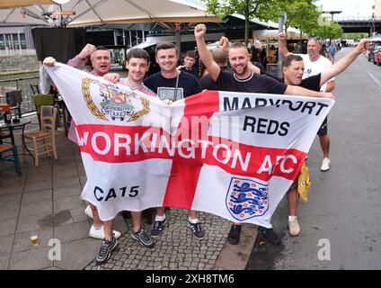 England Fans auf der Friedrichstraße mit einer Flagge neben der Spree in Berlin. England spielt am Sonntag im Finale der UEFA Euro 2024 gegen Spanien. Bilddatum: Freitag, 12. Juli 2024. Stockfoto