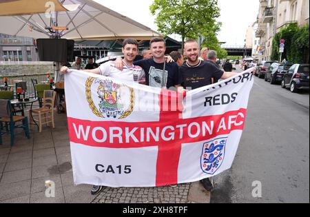 England Fans auf der Friedrichstraße mit einer Flagge neben der Spree in Berlin. England spielt am Sonntag im Finale der UEFA Euro 2024 gegen Spanien. Bilddatum: Freitag, 12. Juli 2024. Stockfoto