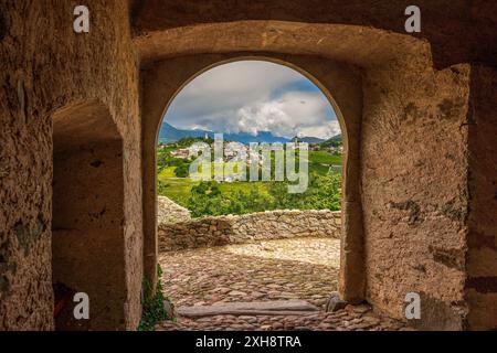 Panoramablick vom Schloss Prösels auf Völs am Schlern in den Dolomiten in Südtirol, Italien. Stockfoto