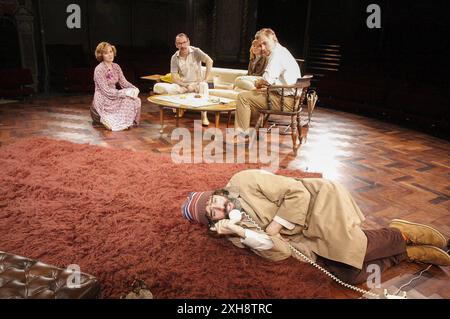 Vordergrundstück: Stephen Mangan (Norman) hinten, l-r: Amanda Root (Sarah), Paul Ritter (Reg), Jessica Hynes (Annie), Ben Miles (Tom) in THE NORMAN CONQUESTS - LIVING TOGETHER von Alan Ayckbourn im Old Vic Theatre, London SE1 06/10/2008 Design: Rob Howell Beleuchtung: David Howe Regie: Matthew Warchus Stockfoto