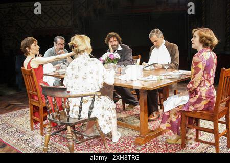 Im Uhrzeigersinn von vorne links: Amelia Bullmore (Ruth), Paul Ritter (Reg), Stephen Mangan (Norman), Ben Miles (Tom), Amanda Root (Sarah), Jessica Hynes (Annie) in THE NORMAN CONQUESTS - TABLE MANNERS von Alan Ayckbourn im Old Vic Theatre, London SE1 06/10/2008 Design: Rob Howell Beleuchtung: David Howe Regie: Matthew Warchus Stockfoto