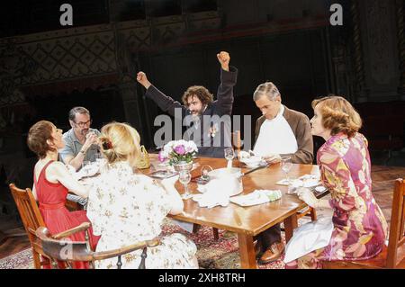 Im Uhrzeigersinn von der Mitte: Stephen Mangan (Norman - Arms Raised), Ben Miles (Tom), Amanda Root (Sarah), Jessica Hynes (Annie), Amelia Bullmore (Ruth), Paul Ritter (Reg) in THE NORMAN CONQUESTS - TABLE MANNERS von Alan Ayckbourn im Old Vic Theatre, London SE1 06/10/2008 Design: Rob Howell Beleuchtung: David Howe Regie: Matthew Warchus Stockfoto