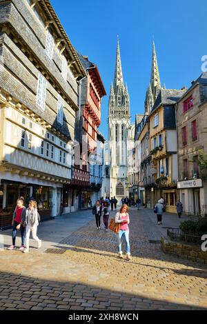 Kathedrale von Saint Corentin gesehen über Geschäfte auf Rue Kereon im Zentrum mittelalterlichen Stadt von Quimper, Finistere, Bretagne, Frankreich Stockfoto