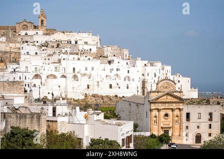 Blick auf die berühmte weiße Altstadt von Ostuni in Apulien, Italien Stockfoto