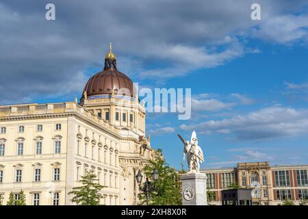 Das Berliner Stadtschloss mit einer weißen Skulptur Stockfoto