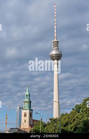 Der berühmte Fernsehturm in Berlin mit dem Turm der Marienkirche am Alexanderplatz Stockfoto