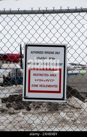 Mehrsprachige autorisierte Personen melden sich nur in Englisch, Französisch und Inuktitut in Iqaluit, Nunavut, Kanada an Stockfoto