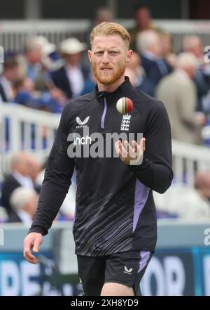 LONDON, Vereinigtes Königreich, JULY12: Englands Ben Stokes (Durham) während des Aufwärmens während des Rothesay Test ITS Test Day 3 of 5 Matches zwischen England und West Indies am 12. Juli 2024 auf dem Lord's Cricket Ground, London Stockfoto