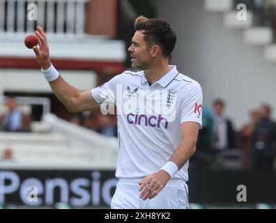 LONDON, Vereinigtes Königreich, JULY12: Der englische James Anderson (Lancashire) während des Rothesay Test ITS Test Day 3 of 5 Matches zwischen England und West Indies am 12. Juli 2024 auf dem Lord's Cricket Ground, London Stockfoto