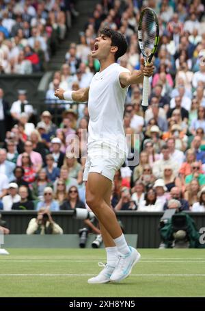 London, Großbritannien. Juli 2024. Carlos Alcaraz feiert sein Halbfinalspiel der Männer gegen Daniil Medwedev bei den Wimbledon Championships 2024 in London am Freitag, den 12. Juli 2024. Foto: Hugo Philpott/UPI Credit: UPI/Alamy Live News Stockfoto
