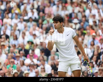 London, Großbritannien. Juli 2024. Carlos Alcaraz feiert sein Halbfinalspiel der Männer gegen Daniil Medwedev bei den Wimbledon Championships 2024 in London am Freitag, den 12. Juli 2024. Foto: Hugo Philpott/UPI Credit: UPI/Alamy Live News Stockfoto