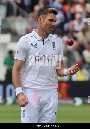 LONDON, Vereinigtes Königreich, JULY12: Der englische James Anderson (Lancashire) in Aktion während des Rothesay Test ITS Test Day 3 of 5 Spiels zwischen England und West Indies am 12. Juli 2024 auf dem Lord's Cricket Ground, London Stockfoto