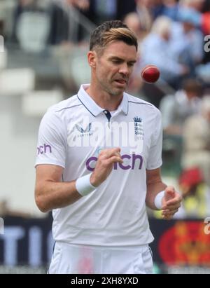 LONDON, Vereinigtes Königreich, JULY12: Der englische James Anderson (Lancashire) in Aktion während des Rothesay Test ITS Test Day 3 of 5 Spiels zwischen England und West Indies am 12. Juli 2024 auf dem Lord's Cricket Ground, London Stockfoto