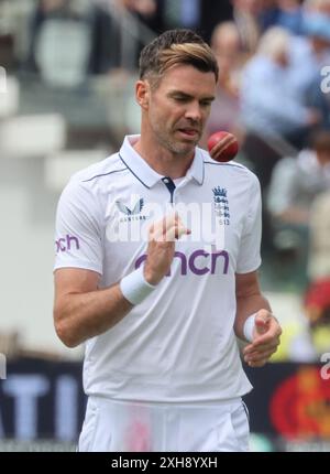 LONDON, Vereinigtes Königreich, JULY12: Der englische James Anderson (Lancashire) in Aktion während des Rothesay Test ITS Test Day 3 of 5 Spiels zwischen England und West Indies am 12. Juli 2024 auf dem Lord's Cricket Ground, London Stockfoto