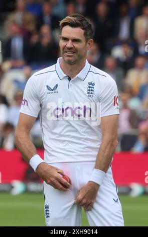 LONDON, Vereinigtes Königreich, JULY12: Der englische James Anderson (Lancashire) in Aktion während des Spiels Rothesay Test ITS Test Day 3 of 5 zwischen England und West Indies am 12. Juli 2024 auf dem Lord's Cricket Ground, London Stockfoto