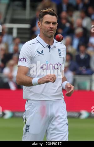 LONDON, Vereinigtes Königreich, JULY12: Der englische James Anderson (Lancashire) in Aktion während des Spiels Rothesay Test ITS Test Day 3 of 5 zwischen England und West Indies am 12. Juli 2024 auf dem Lord's Cricket Ground, London Stockfoto