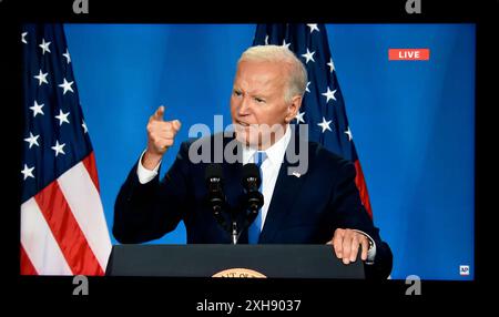 Ein Computer-Screenshot von Associated Press Live-Streaming der NATO-Pressekonferenz von US-Präsident Joe Biden am 11. Juli 2024. Stockfoto