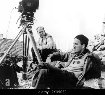 Ingmar Bergman. Porträt des schwedischen Filmregisseurs Ernst Ingmar Bergman (1918–2007) mit seinem langjährigen Kameramann Sven Nykvist während der Produktion von Through a Glass Darkly (1960) Stockfoto