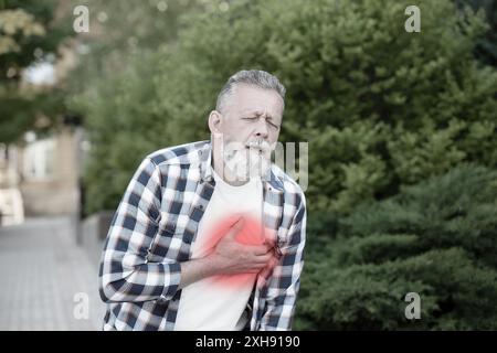 Herzinfarkt. Reifer Mann mit Schmerzen in der Brust im Freien Stockfoto