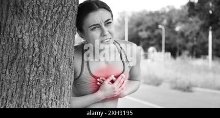 Herzinfarkt. Junge Frau, die unter Schmerzen in der Brust leidet und sich draußen auf einen Baum lehnt. Bannerdesign Stockfoto