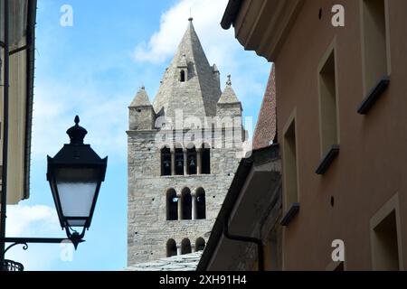 Aosta, Aostatal, Italien - der Glockenturm der Stiftskirche Sant'Orso Stockfoto