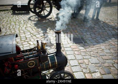 Flensburg, Schleswig-Holstein Dampfrundum 2024 Flensburg, Nordertorkai: Dampf tritt aus einem Schornstein einer Dampfmaschine aus. Es riecht nach Dampf und Öl und es ist warm rund um die Maschinen. Aufnahme vom 12.07.2024, Flensburg, Hafen West *** Flensburg, Schleswig Holstein Dampfrundum 2024 Flensburg, Nordertorkai Dampf entweicht aus einem Schornstein einer Dampfmaschine es riecht nach Dampf und Öl und es ist warm um die Maschinen Foto aufgenommen am 12 07 2024, Flensburg, Hafen West Stockfoto