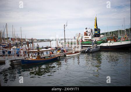 Flensburg, Schleswig-Holstein Dampfrundum 2024 Flensburg, Schiffe und Boote vor Anker am Steg der schwimmenden Gärten. Aufnahme vom 12.07.2024, Flensburg, Hafen West *** Flensburg, Schleswig Holstein Dampfrundum 2024 Flensburg, Schiffe und Boote vor Anker am Anleger der schwimmenden Gärten Foto aufgenommen am 12 07 2024, Flensburg, Hafen West Stockfoto