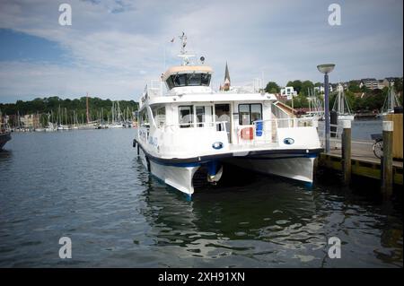 Flensburg, Schleswig-Holstein Dampfrundum 2024 Flensburg, der umweltfreundliche Hybrid-Katamaran LIINSAND fährt emissionsarm auf der Flensburger Förde und liegt in den Häfen von Flensburg und Sonderborg emissionsfrei mit Batteriekraft. Mit einer Geschwindigkeit von 16 Knoten befördert er bis zu 50 Passagiere und 20 Fahrräder, mit täglichen Fahrten nach Sonderborg und einem sonntäglichen Zwischenstopp in Langballigau zusätzlich werden Charter- und Sonderfahrten angeboten. Aufnahme vom 12.07.2024, Flensburg, Hafen West *** Flensburg, Schleswig Holstein Dampfrundum 2024 Flensburg, Umwelt Stockfoto