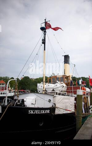 Flensburg, Schleswig-Holstein Dampfrundum 2024 Flensburg, der kleine, dänische Postdampfer SKJELSKoR vor Anker. Das Schiff swurde 1915 in Svendborg erbaut, pendelte 47 Jahre lang zwischen den dänischen Inseln Skaelskor, Agerso und Omo, angetrieben durch eine 75 PS Dampfmaschine. Als der Dampfer 1963 ausgedient hatte, war er von der dänischen Vereinigung zum Erhalt alter Schiffe vor dem Schneidbrenner gerettet. Aufnahme vom 12.07.2024, Flensburg, Hafen West *** Flensburg, Schleswig Holstein Dampfrundum 2024 Flensburg, der kleinere dänische Postdampfer SKJELSKoR vor Anker des Schiffes Stockfoto