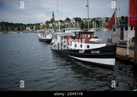 Flensburg, Schleswig-Holstein Dampfrundum 2024 Flensburg, die Barkasse Solitüde wurde 1943 in Hamburg gebaut und ursprünglich mit einem 75 PS Dreizylinder-Schlüttermotor ausgegestattet. Nach mehreren Besitzerwechseln und Motor-Upgrades wird sie heute als restauriertes historisches Schiff bei Hafenfesten und Veranstaltungen einsetzen. Aufnahme vom 12.07.2024, Flensburg, Hafen West *** Flensburg, Schleswig Holstein Dampfrundum 2024 Flensburg, wurde 1943 in Hamburg gebaut und nach mehreren Eigentümerwechseln ursprünglich mit einem 75 ps starken Dreizylinder-Schlütter-Motor ausgestattet Stockfoto
