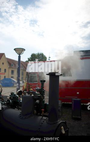 Flensburg, Schleswig-Holstein Dampfrundum 2024 Flensburg, Nordertorkai: Dampf tritt aus einem Schornstein einer Dampfmaschine aus. Es riecht nach Dampf und Öl und es ist warm rund um die Maschinen. Aufnahme vom 12.07.2024, Flensburg, Hafen West *** Flensburg, Schleswig Holstein Dampfrundum 2024 Flensburg, Nordertorkai Dampf entweicht aus einem Schornstein einer Dampfmaschine es riecht nach Dampf und Öl und es ist warm um die Maschinen Foto aufgenommen am 12 07 2024, Flensburg, Hafen West Stockfoto